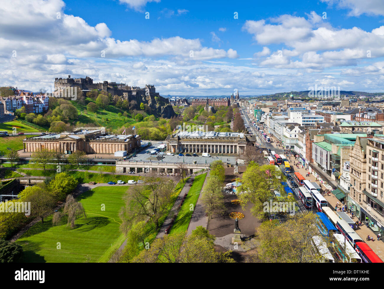 Edinburgh skyline della città con il castello e Princes Street, Edinburgh, Lothian, Scozia, Regno Unito, Europa Foto Stock