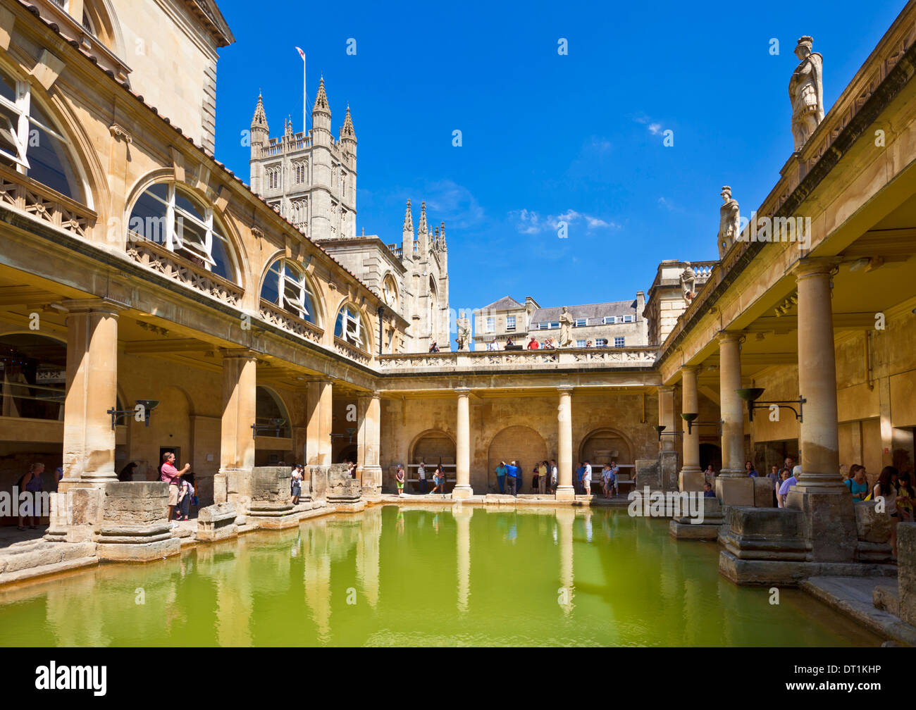 La grande vasca da bagno, terme romane con Abbazia di Bath dietro, bagno, Sito Patrimonio Mondiale dell'UNESCO, Somerset, Inghilterra, Regno Unito, Europa Foto Stock