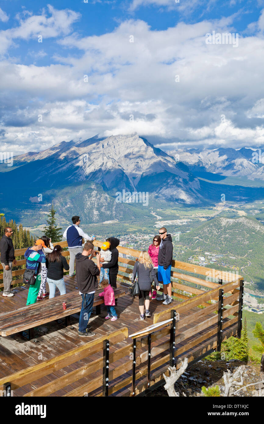 I visitatori alla Montagna di Zolfo vertice affacciato sul Parco Nazionale di Banff, sito UNESCO, Alberta, Rockies, Canada Foto Stock