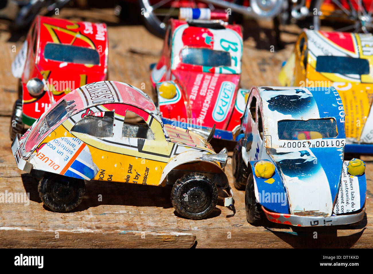Automobili giocattolo realizzato in metallo con scatola di cibo e venduti sulla Strada Nazionale 7, Madagascar, Africa Foto Stock