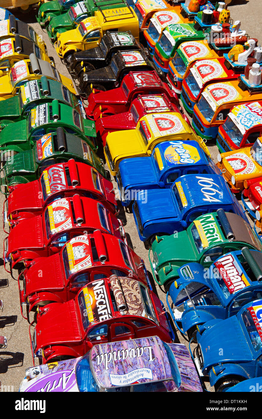 Automobili giocattolo realizzato in metallo con scatola di cibo e venduti sulla Strada Nazionale 7, Madagascar, Africa Foto Stock