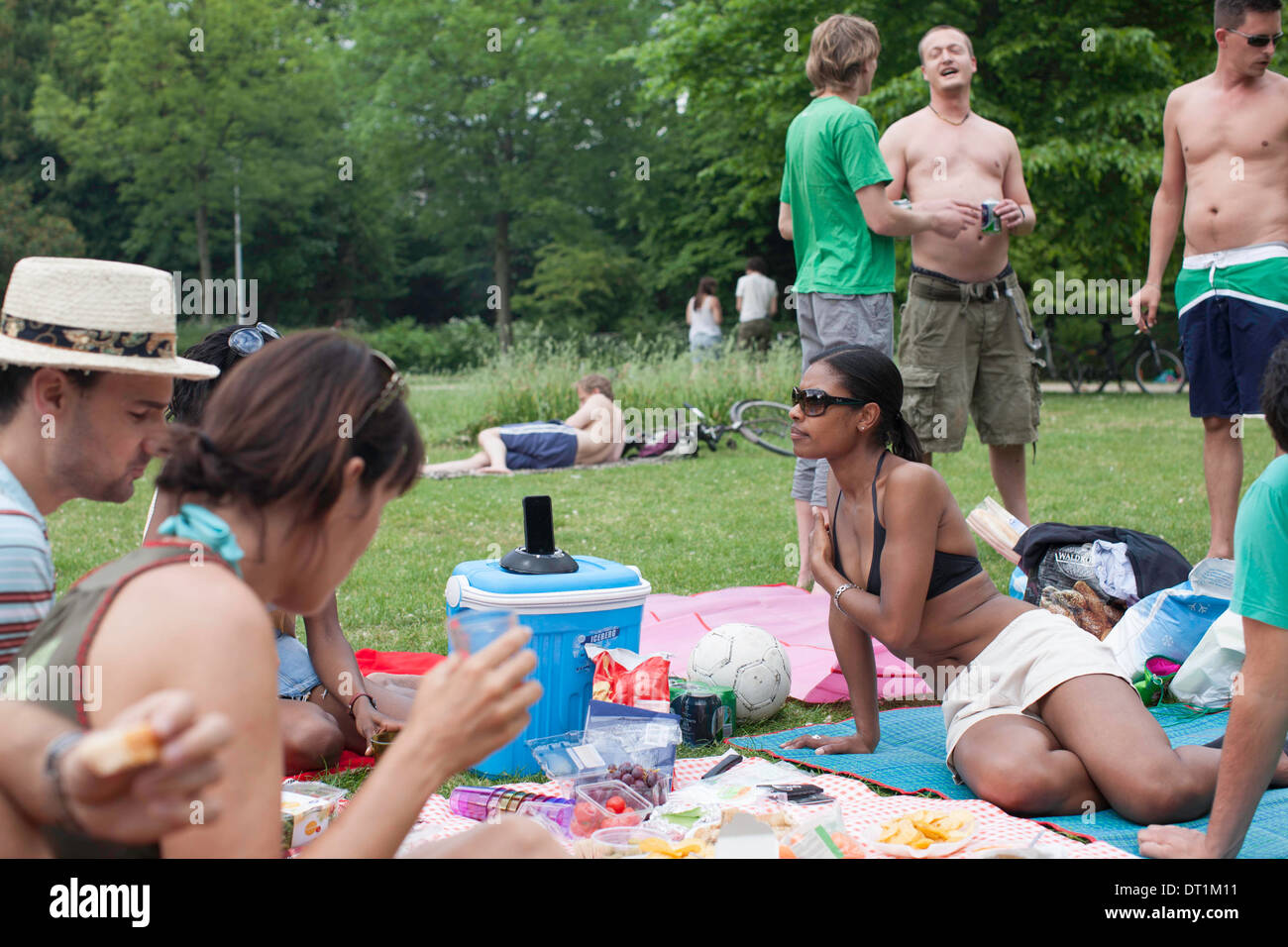 Il pranzo amici nel parco Foto Stock