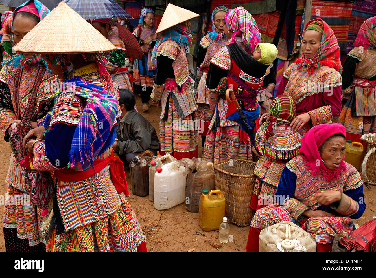 Fiore di etnia Hmong gruppo A può cau mercato, Bac ha area, Vietnam, Indocina, Asia sud-orientale, Asia Foto Stock