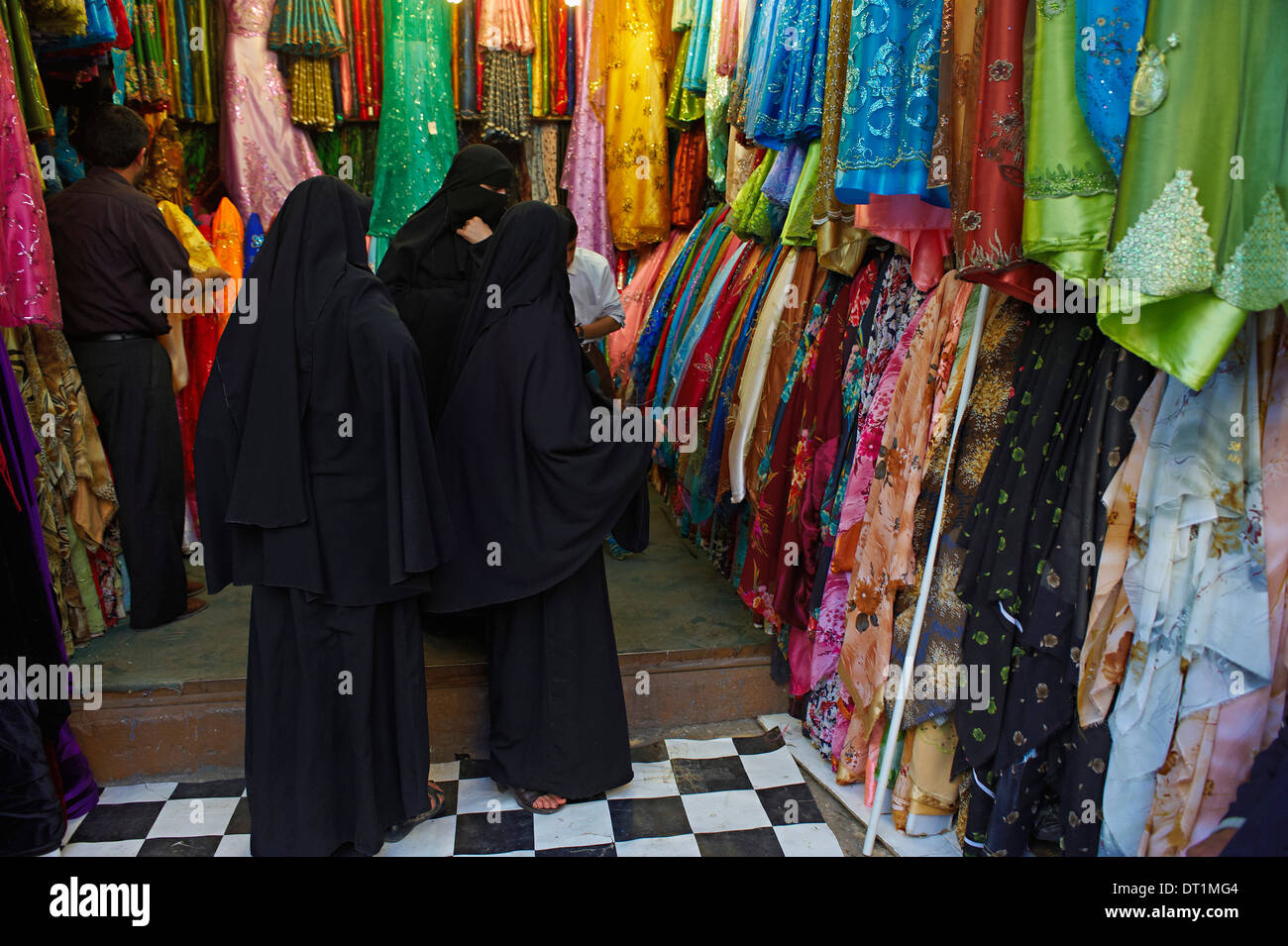 Souk nel centro storico della città, sito Patrimonio Mondiale dell'UNESCO, Sanaa, Yemen, Medio Oriente Foto Stock