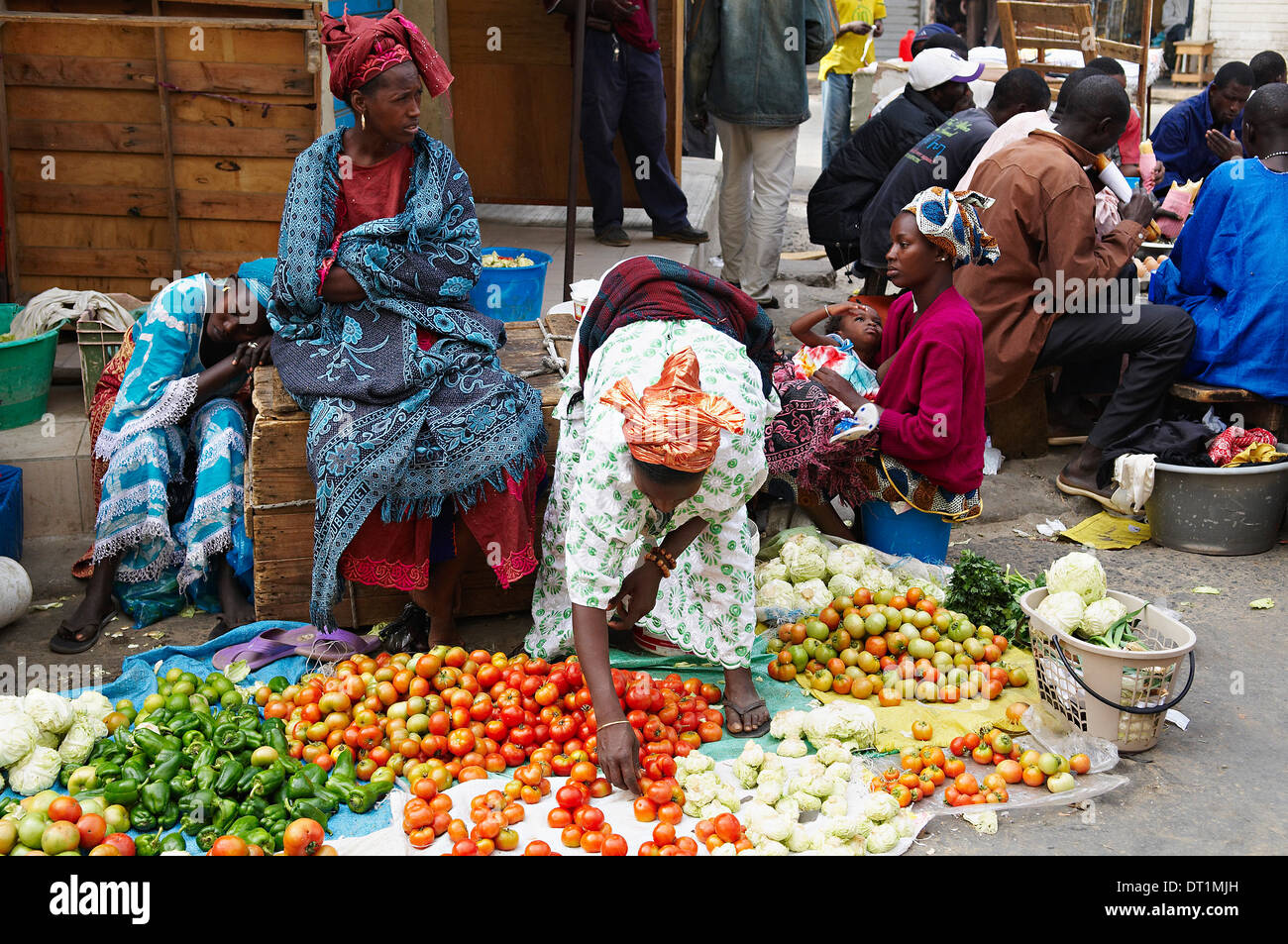 Strada del mercato intorno al mercato Sandaga, Dakar, Senegal, Africa occidentale, Africa Foto Stock