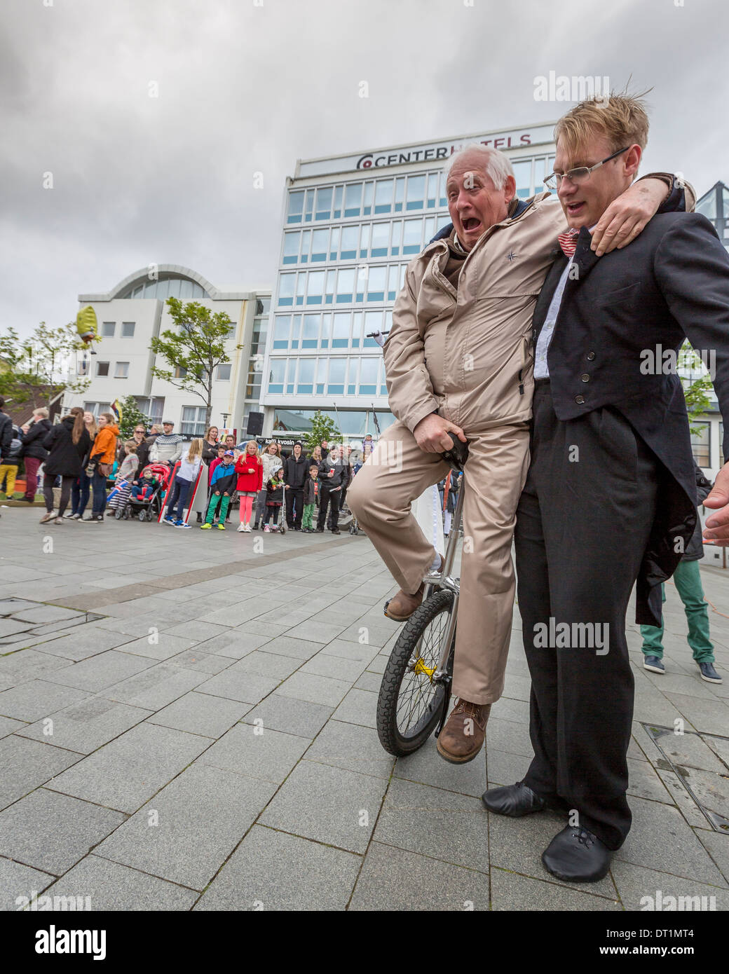 Imparare a usare un monociclo. Celebrando Giugno 17th, Islanda giorno dell indipendenza, Reykjavik Foto Stock