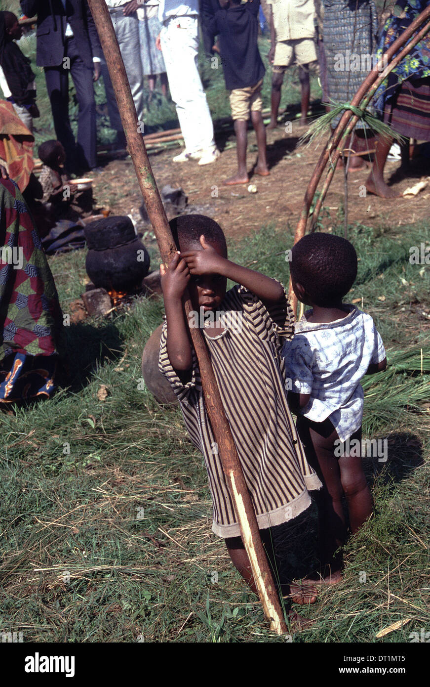 Tutsi ruandesi rifugiati fuggono attraverso la frontiera con il Burundi in aprile 1994 come gli Hutu impegnato il genocidio in cento giorni di guerra civile Foto Stock