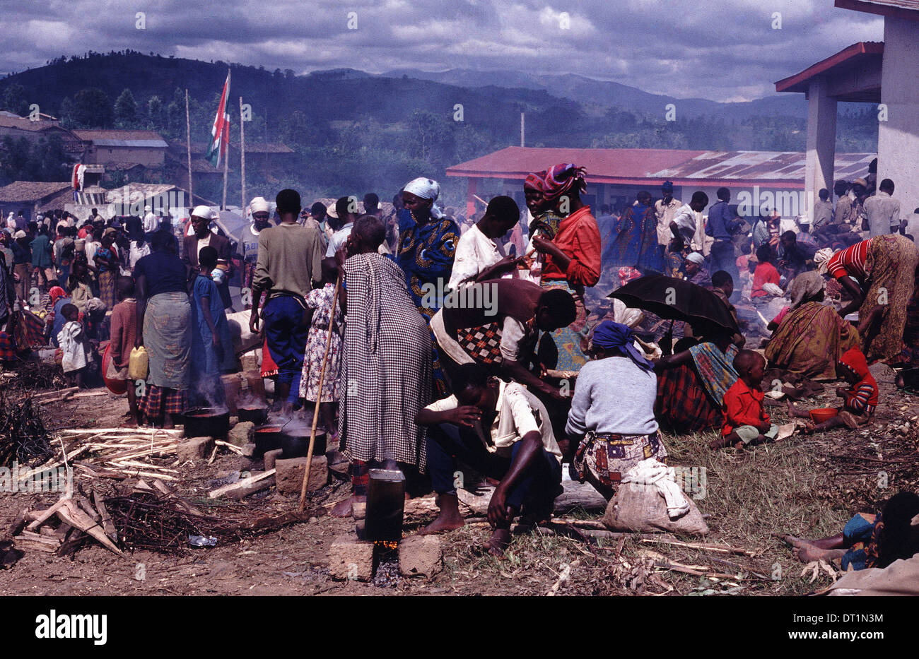 Tutsi ruandesi rifugiati fuggono attraverso la frontiera con il Burundi in aprile 1994 come gli Hutu perpetrato un genocidio in cento giorni di guerra civile Foto Stock
