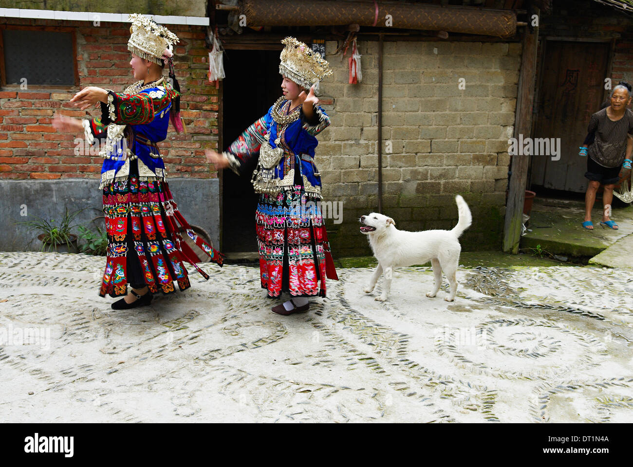 Miao ragazze in costume tradizionale e argento copricapo, gonna Miao, Xijiang village, Guizhou, Cina e Asia Foto Stock