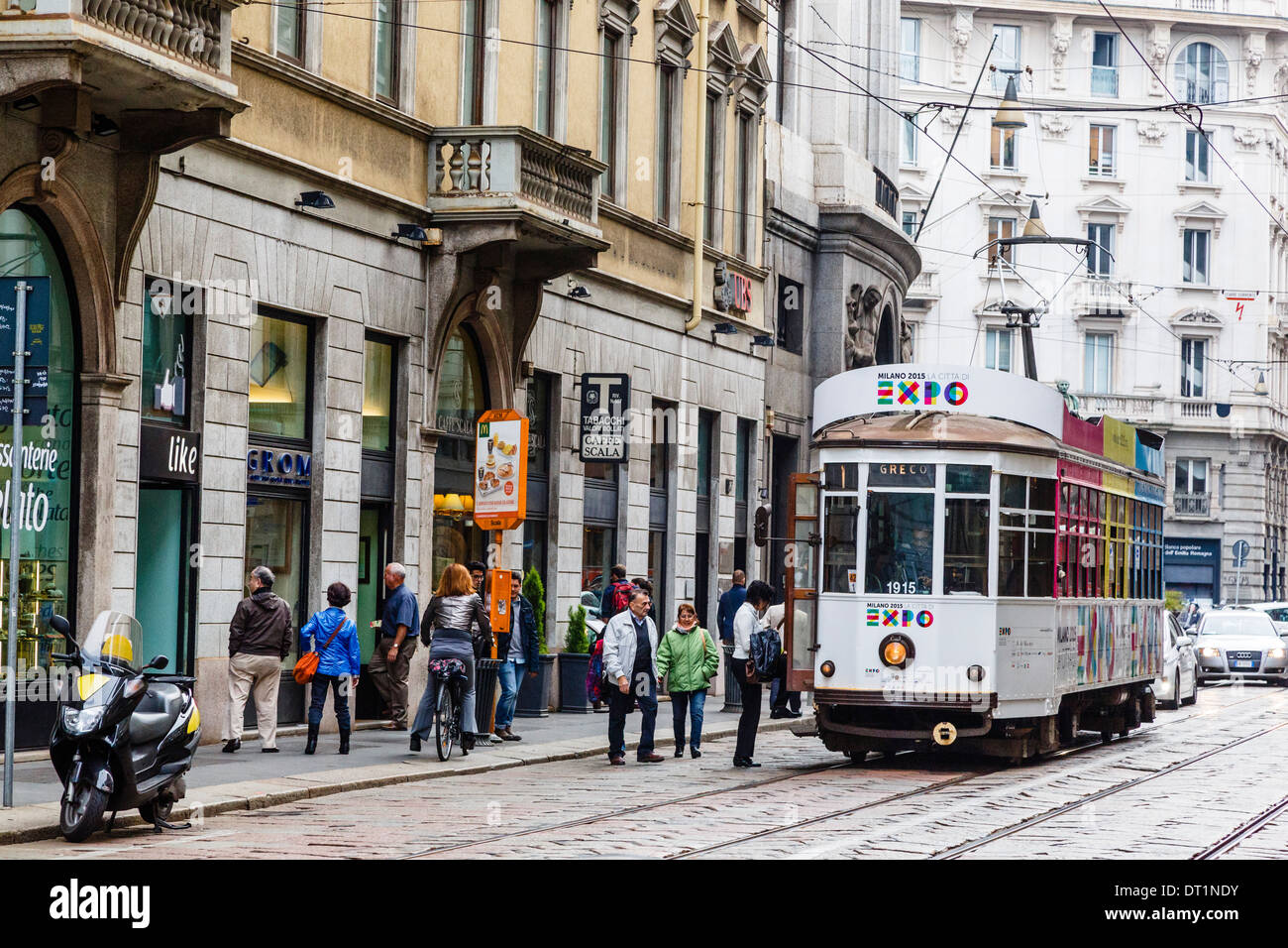 Il tram al centro della città di Milano, Lombardia, Italia, Europa Foto Stock