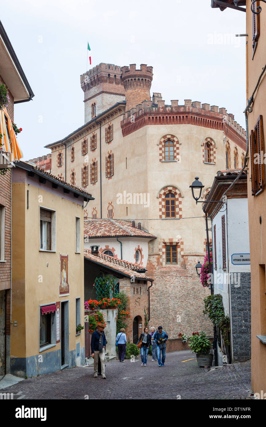 Scena di strada nel villaggio di Barolo, Langhe, Distretto di Cuneo, Piemonte, Italia, Europa Foto Stock