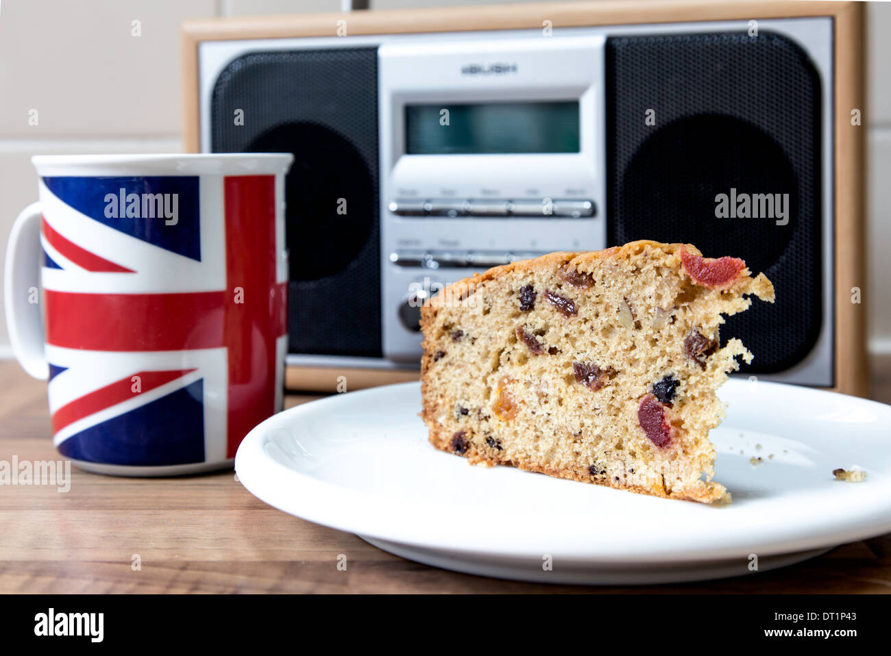 Tea break con torta alla frutta e radio Foto stock - Alamy