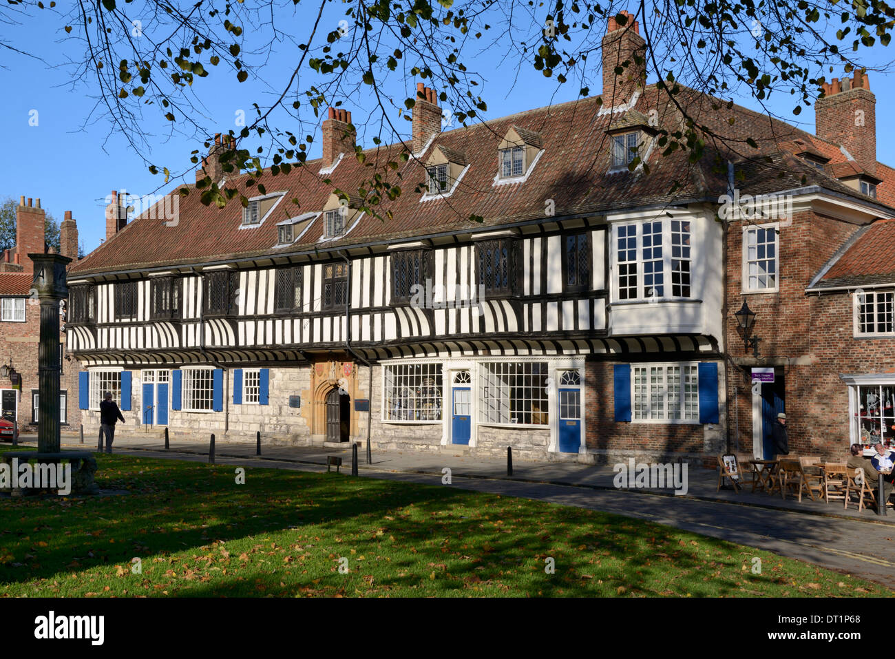 Metà medievali di edifici con travi di legno di San Guglielmo's College di College Street, York, Yorkshire, Inghilterra, Regno Unito, Europa Foto Stock