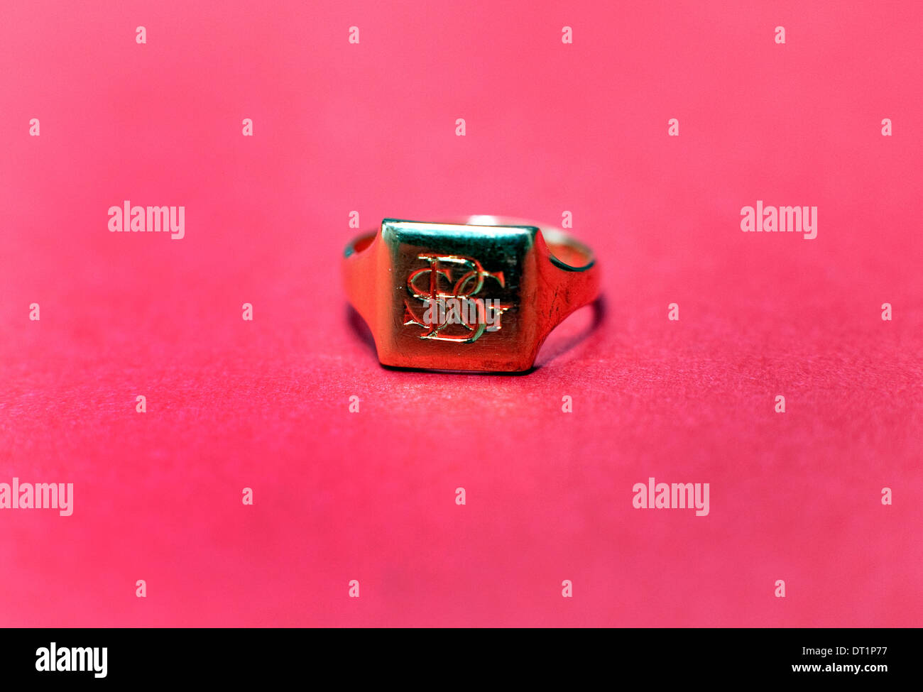 Oro anello sigillo, Londra Foto Stock