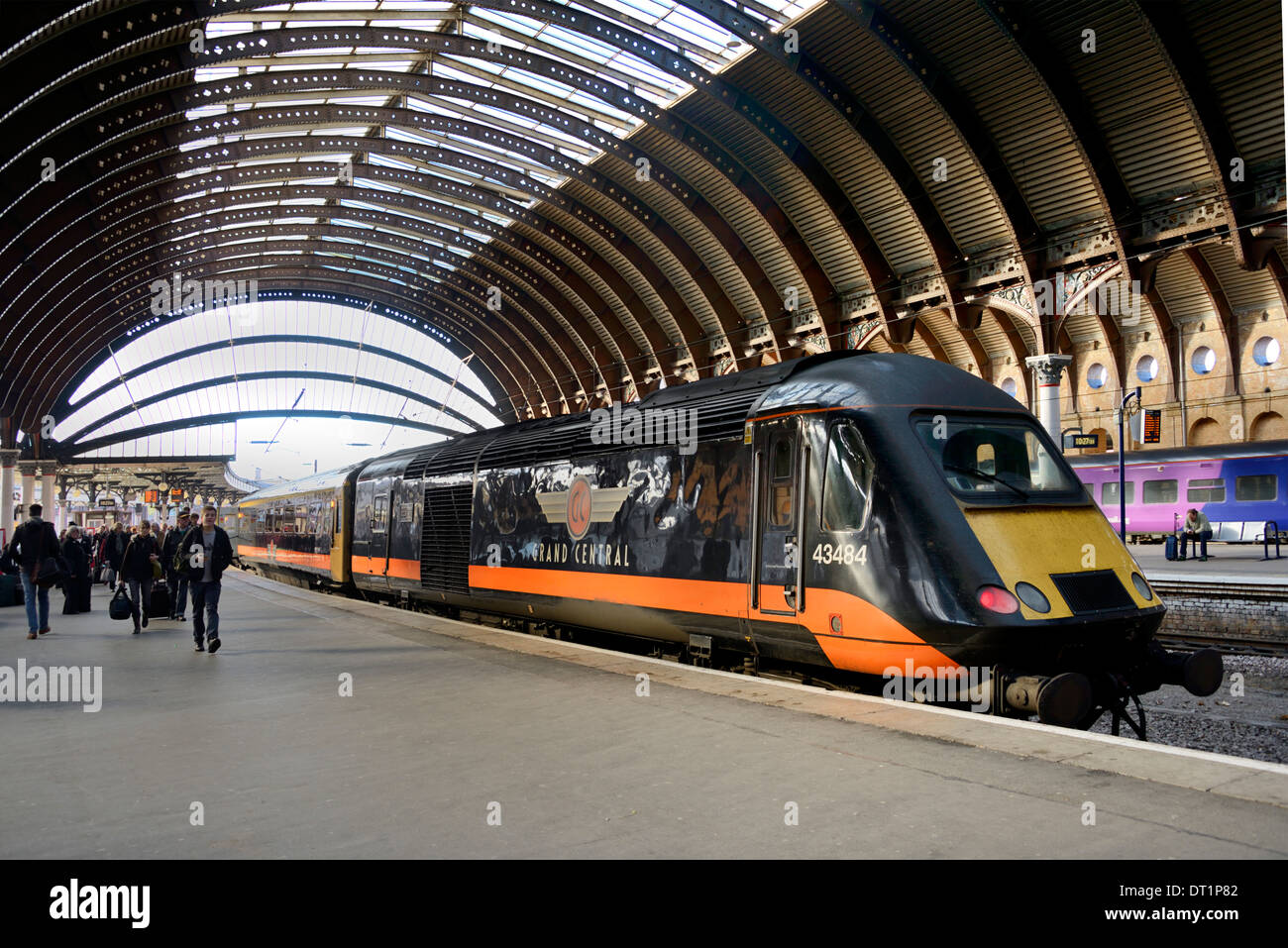 In treno La stazione ferroviaria di York, York, Yorkshire, Inghilterra, Regno Unito, Europa Foto Stock