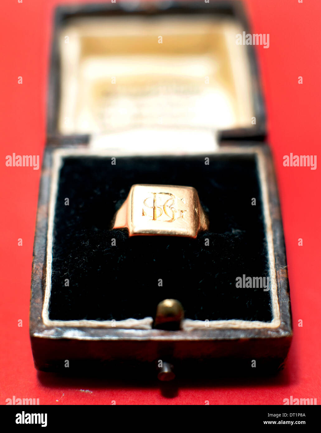 Gold signet ring in caso, Londra Foto Stock