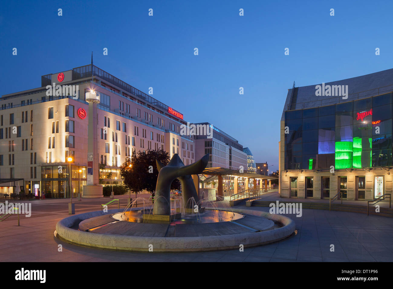 Teatro nazionale slovacco e Sheraton Hotel al tramonto, Bratislava, Slovacchia, Europa Foto Stock