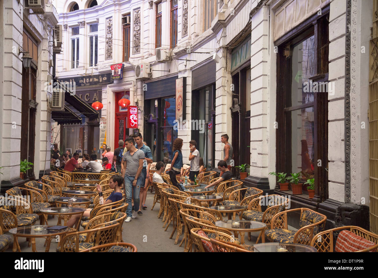 Le persone al caffè nel passaggio Macca-Villacrosse, Bucarest, Romania, Europa Foto Stock