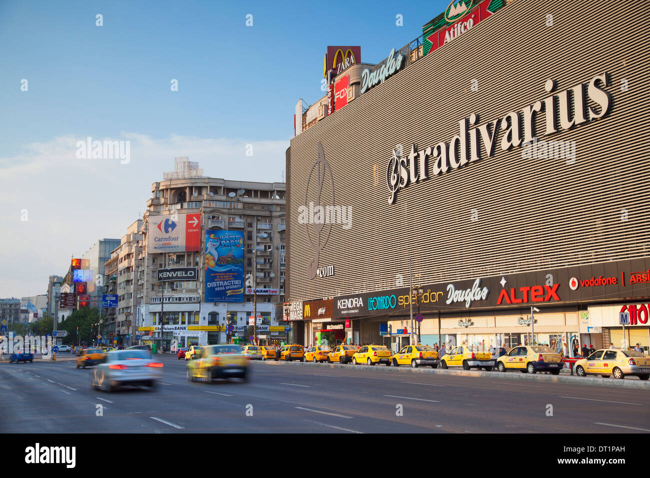 Il traffico che passa Unirea shopping mall, Bucarest, Romania, Europa Foto Stock