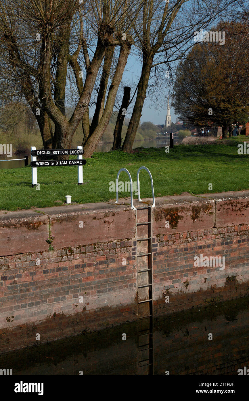 Diglis serratura inferiore a Worcester sul Worcs & Birmingham Canal che scende verso il fiume Severn visto in background Foto Stock