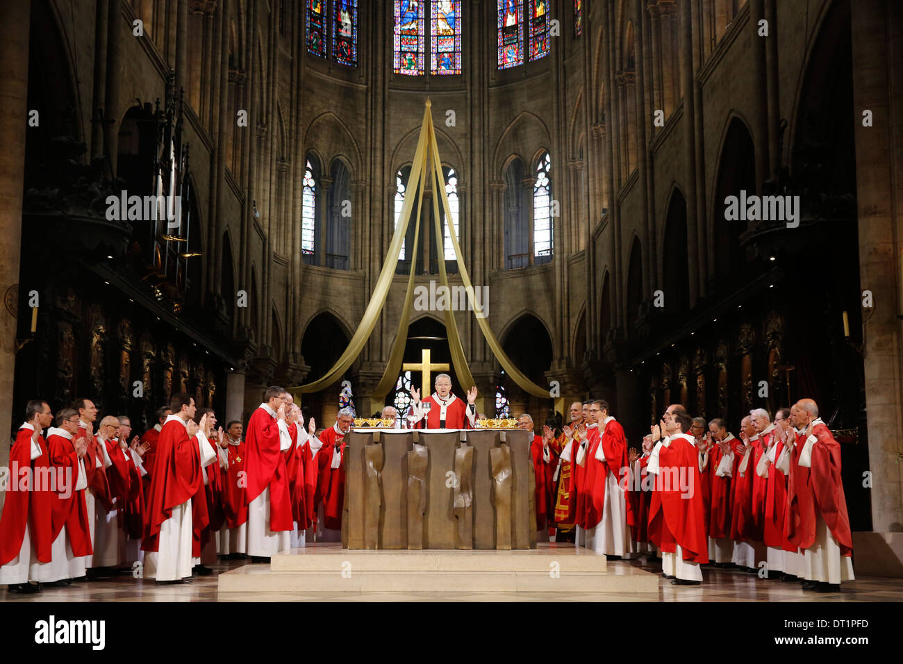 Celebrazione eucaristica, sacerdote cattolico ordinazioni presso la cattedrale di Notre Dame, Paris, Francia, Europa Foto Stock
