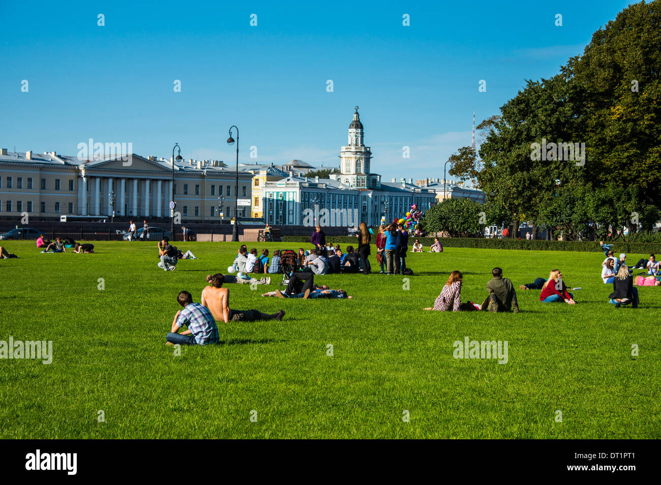 Parco verde di fronte a sant Isacco Cattedrale sul fiume Neva, San Pietroburgo, Russia, Europa Foto Stock