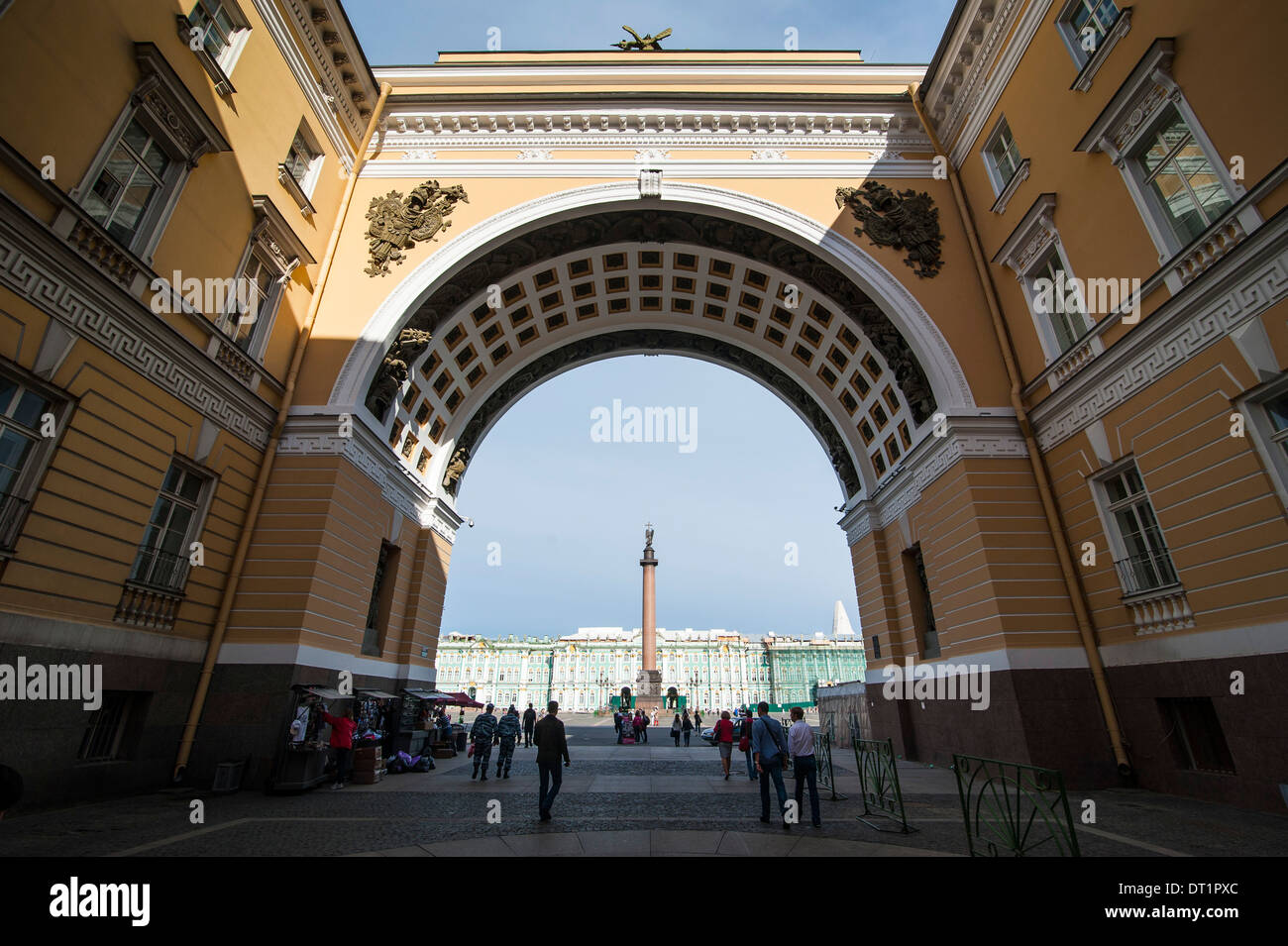 La piazza del palazzo con la colonna di Alexander di fronte all'Eremo (Palazzo d'inverno), sito UNESCO, San Pietroburgo, Russia Foto Stock