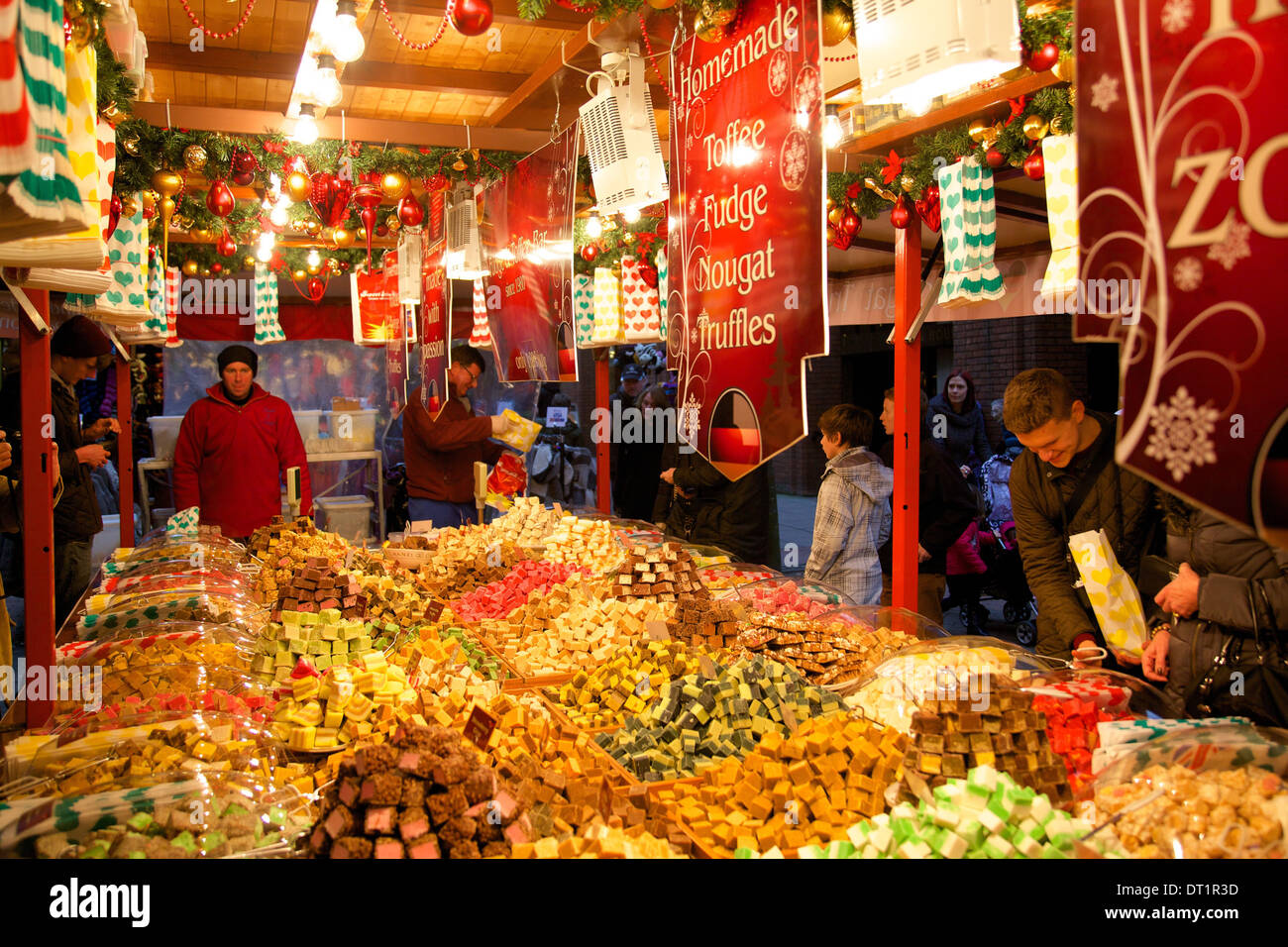 Toffee fudge stallo, Mercato di Natale, Albert Square, Manchester, Inghilterra, Regno Unito, Europa Foto Stock