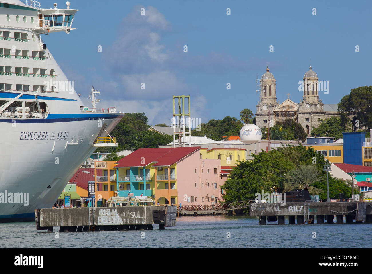 Nave da crociera nel porto di St. Johns, Antigua, Isole Sottovento, West Indies, dei Caraibi e America centrale Foto Stock