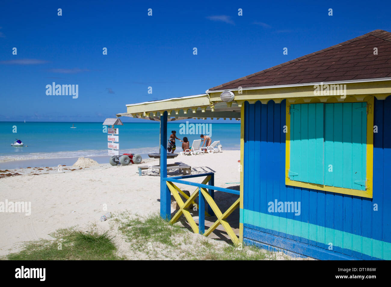 Spiaggia e beach hut, Dickenson Bay, St. Georges, Antigua, Isole Sottovento, West Indies, dei Caraibi e America centrale Foto Stock