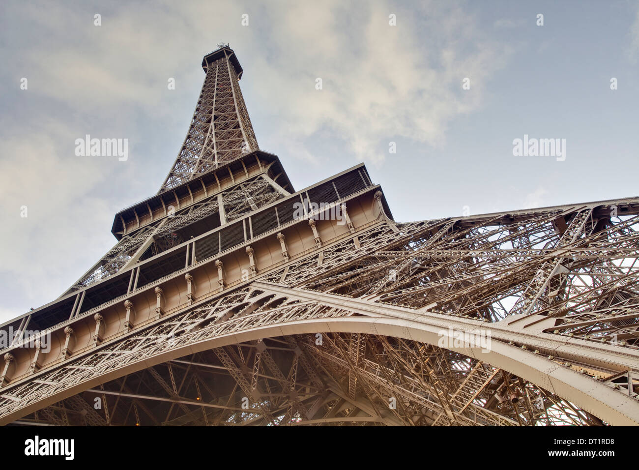 La Torre Eiffel towers overhead, Parigi, Francia, Europa Foto Stock