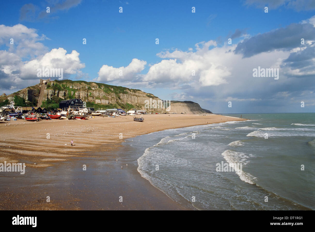 La spiaggia di Stade a Hastings, East Sussex, South East England, con barche da pesca Foto Stock