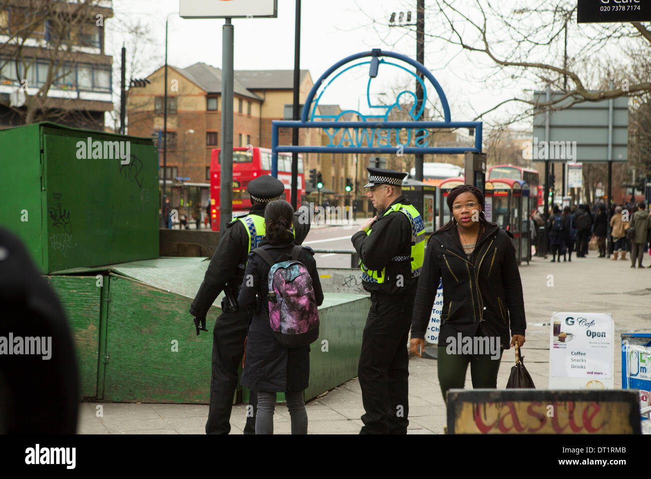 Londra, Regno Unito. Il 6 febbraio 2014. RMT e raccordi TSSA in sciopero per 1000 tagli di posti di lavoro con la metropolitana di Londra Ltd, Londra. Visto nella fotografia è il British Transport Police dando senso a un cliente al di fuori di Elephant e Castle tube Station di Londra, Regno Unito. Credito: Harishkumar Shah/Alamy Live News Foto Stock