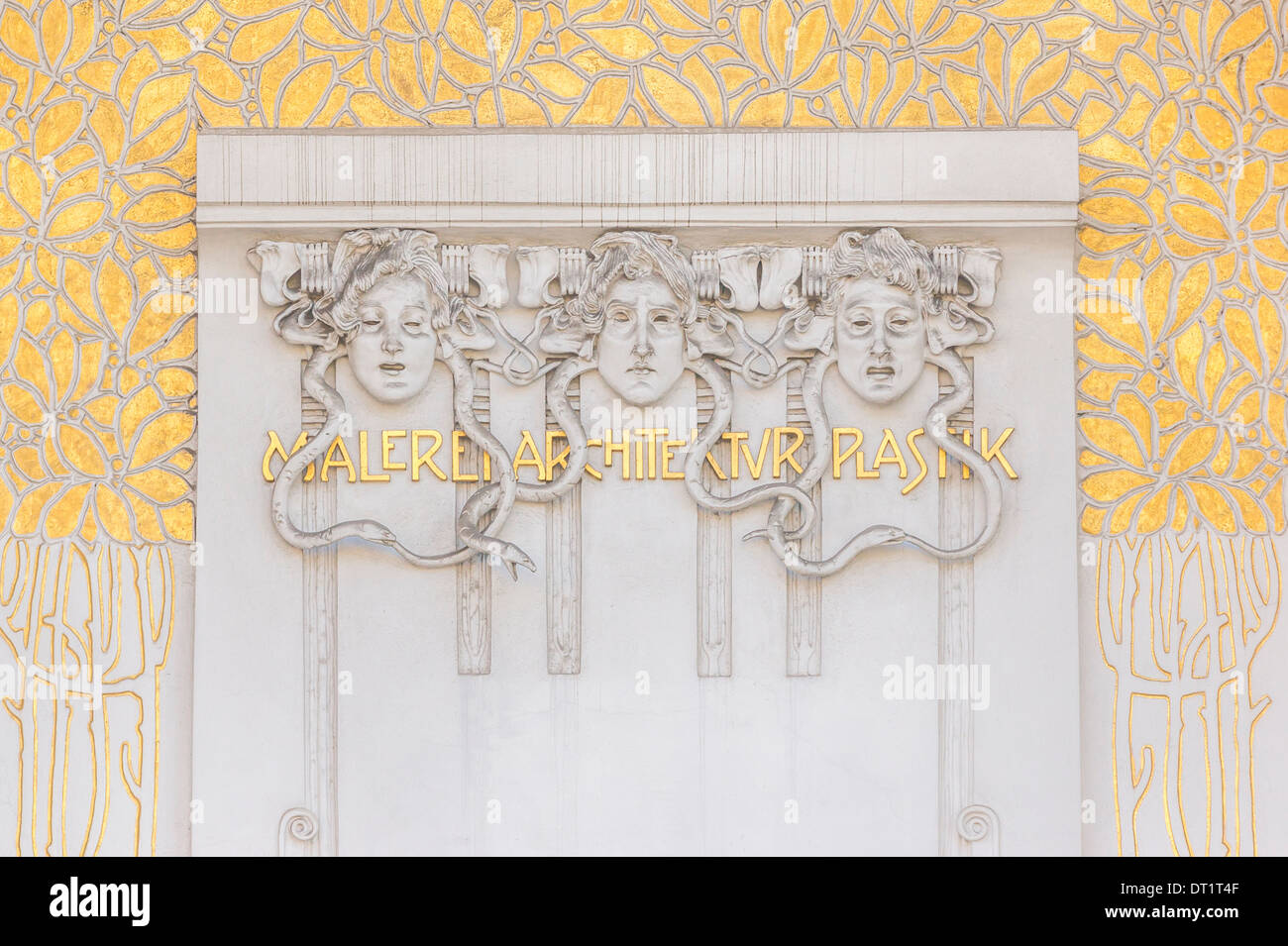 Ingresso della sala espositiva del  secessione viennese , sopra il portale il motto del movimento:   per ogni età è arte Foto Stock