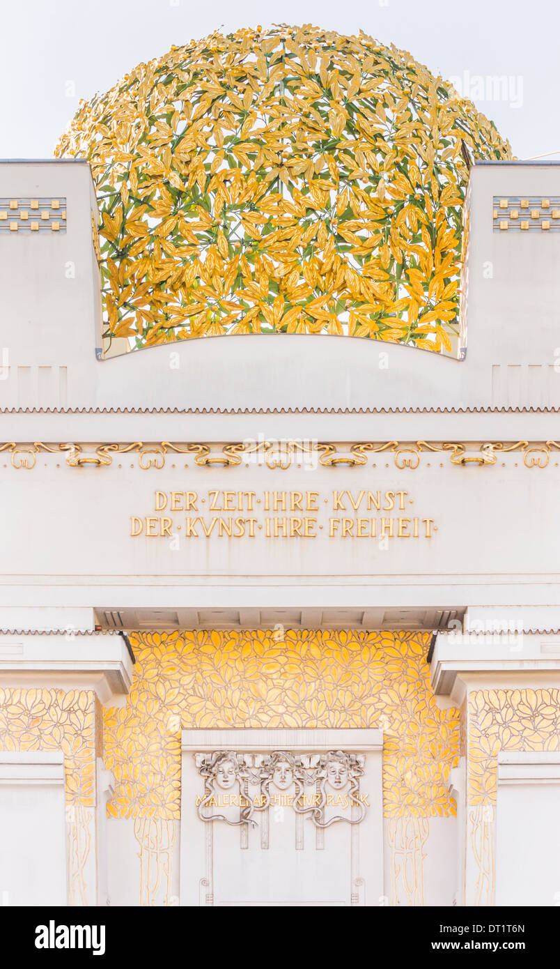 Ingresso della sala espositiva del  secessione viennese , sopra il portale il motto del movimento:   per ogni età è arte Foto Stock