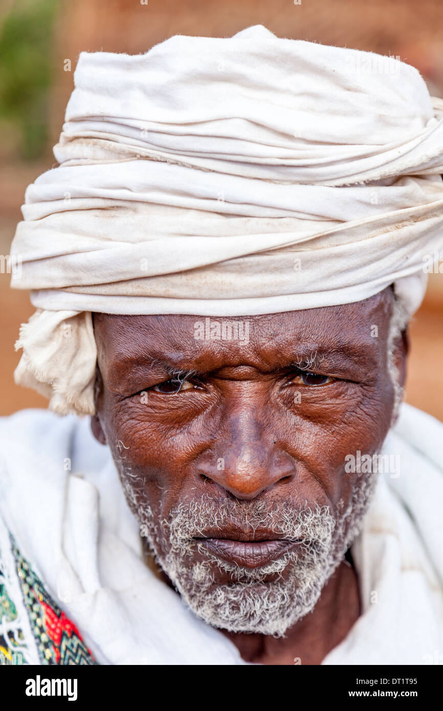 Ritratto di un uomo anziano, Fasha Mercato, Regione Konso, Etiopia Foto Stock