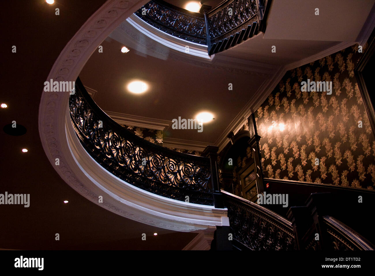Dundee, Scotland, Regno Unito. Il 6 febbraio, 2014. Il Malmaison è un stile francese lussuoso ed esclusivo hotel formalmente la storica Tay Hotel e viene elencato C edificio ora aperta al pubblico giovedì 6 febbraio 2014 di Dundee. La tromba delle scale a spirale che conduce fino alle camere con bagno interno La Malmaison Hotel. Credito: Dundee fotografico / Alamy Live News Foto Stock