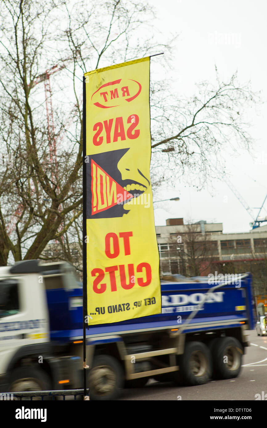 Attività sindacale dei sindacati RMT e TSSA fuori dalla stazione della metropolitana di Elephant and Castle, Londra Foto Stock