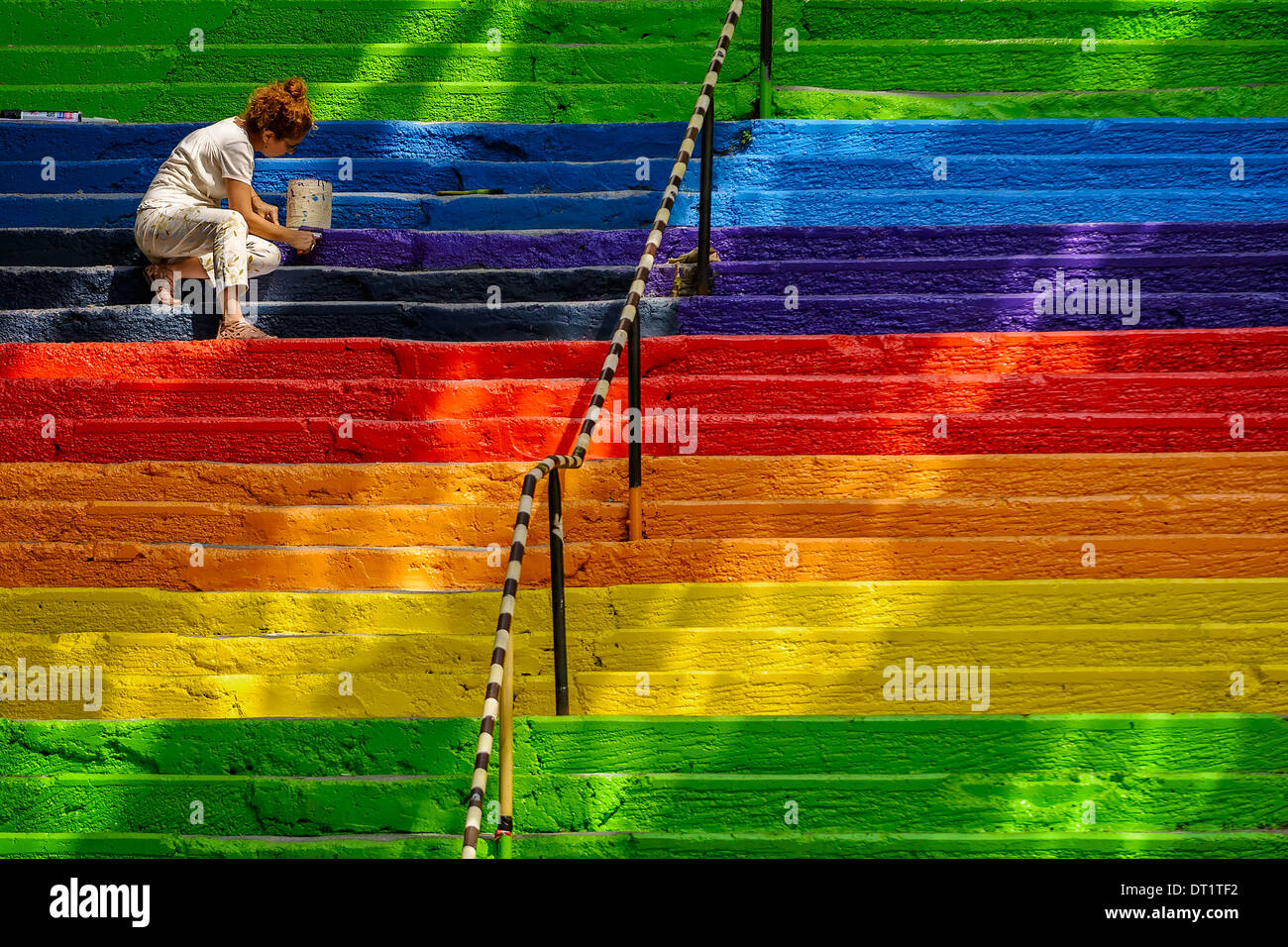 Una ragazza pittura rainbow scale in Galatasaray, Istanbul, Turchia. Foto Stock