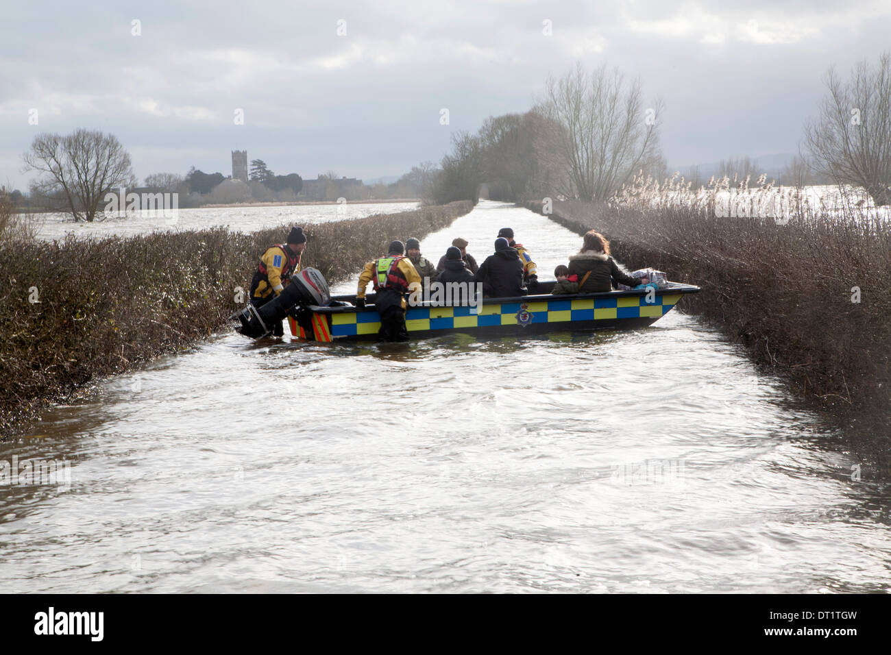Servizi di emergenza umanitaria servizio di barca per cut-off di residenti di Muchelney, vicino Langport, livelli di Somerset, Inghilterra Foto Stock