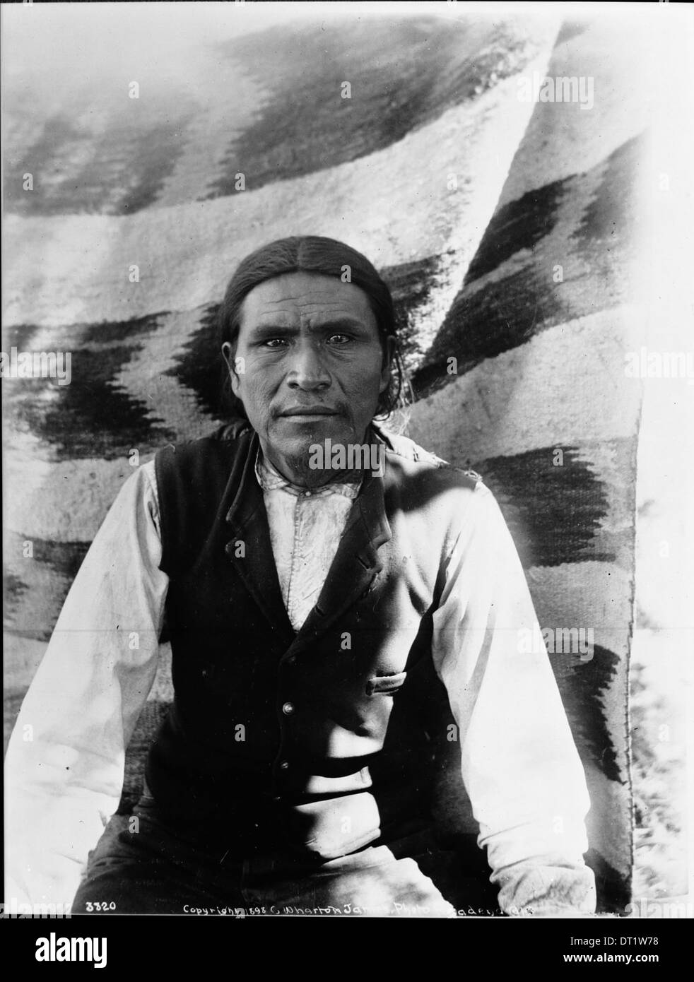 Una fotografia di Vesna, un leader tribale della tribù indiana Havasupai, scattata intorno al 1899, che mostra il suo abbigliamento tradizionale e il suo significato culturale. Foto Stock