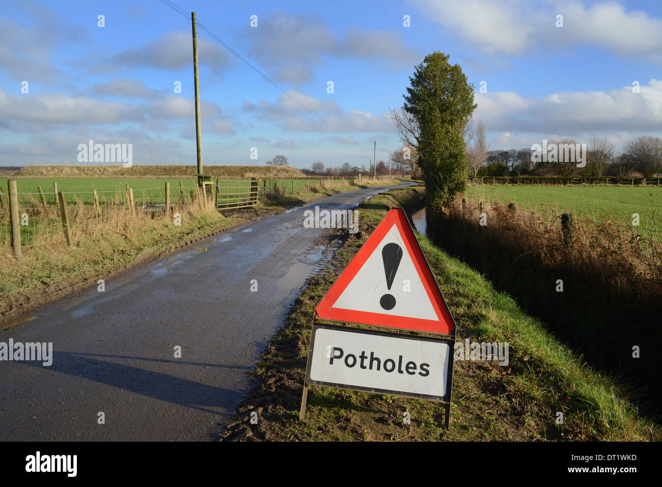 Segno di avvertimento di buche nella strada del paese regno unito Foto Stock