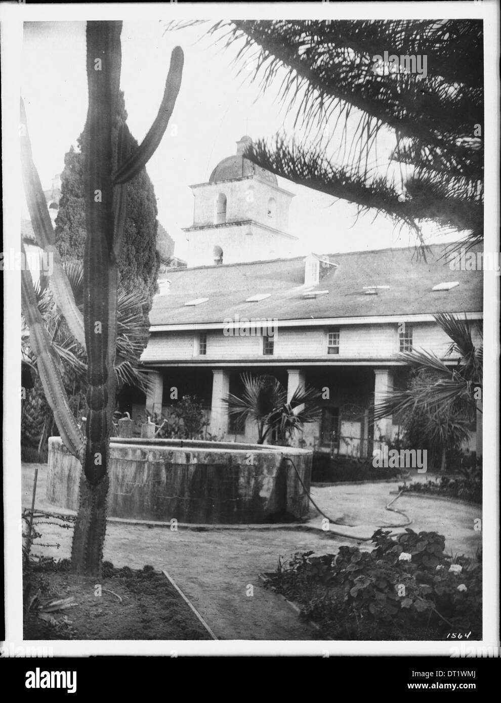 Santo giardino e la fontana presso la missione di Santa Barbara, 1901 Foto Stock