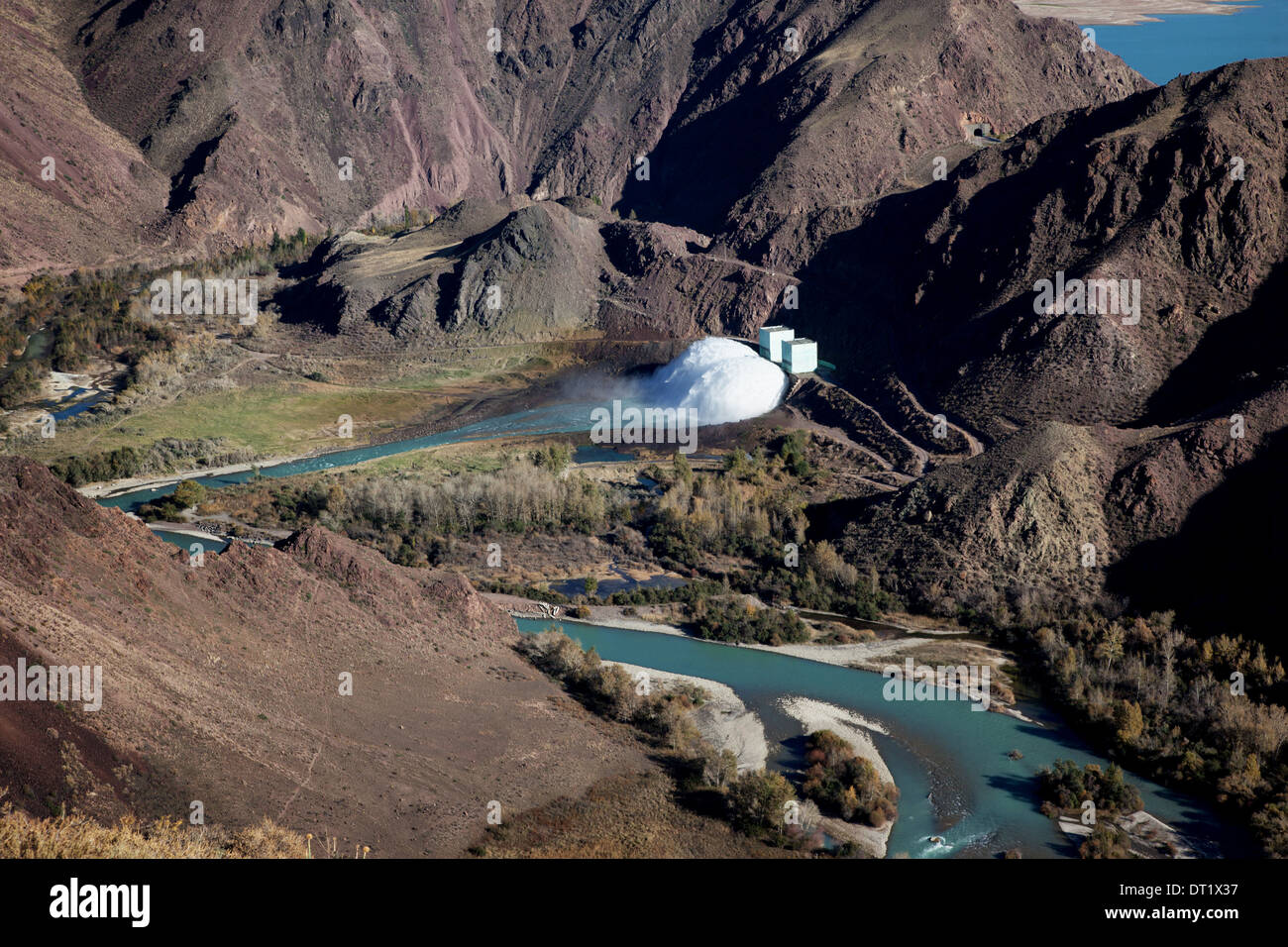 Diga Bartogai su un fiume di montagna Chilik, Kazakistan Foto Stock