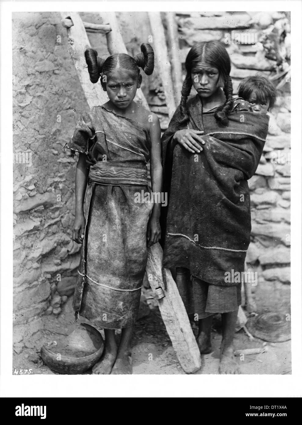 Una matrona Hopi, una fanciulla e un bambino piccolo sono raffigurati in Arizona intorno al 1898, mostrando abbigliamento e cultura tradizionali. Foto Stock