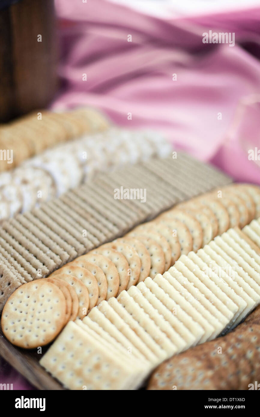 Un vassoio di formaggi di cracker e biscotti di cui una scelta di forme e sapori Foto Stock