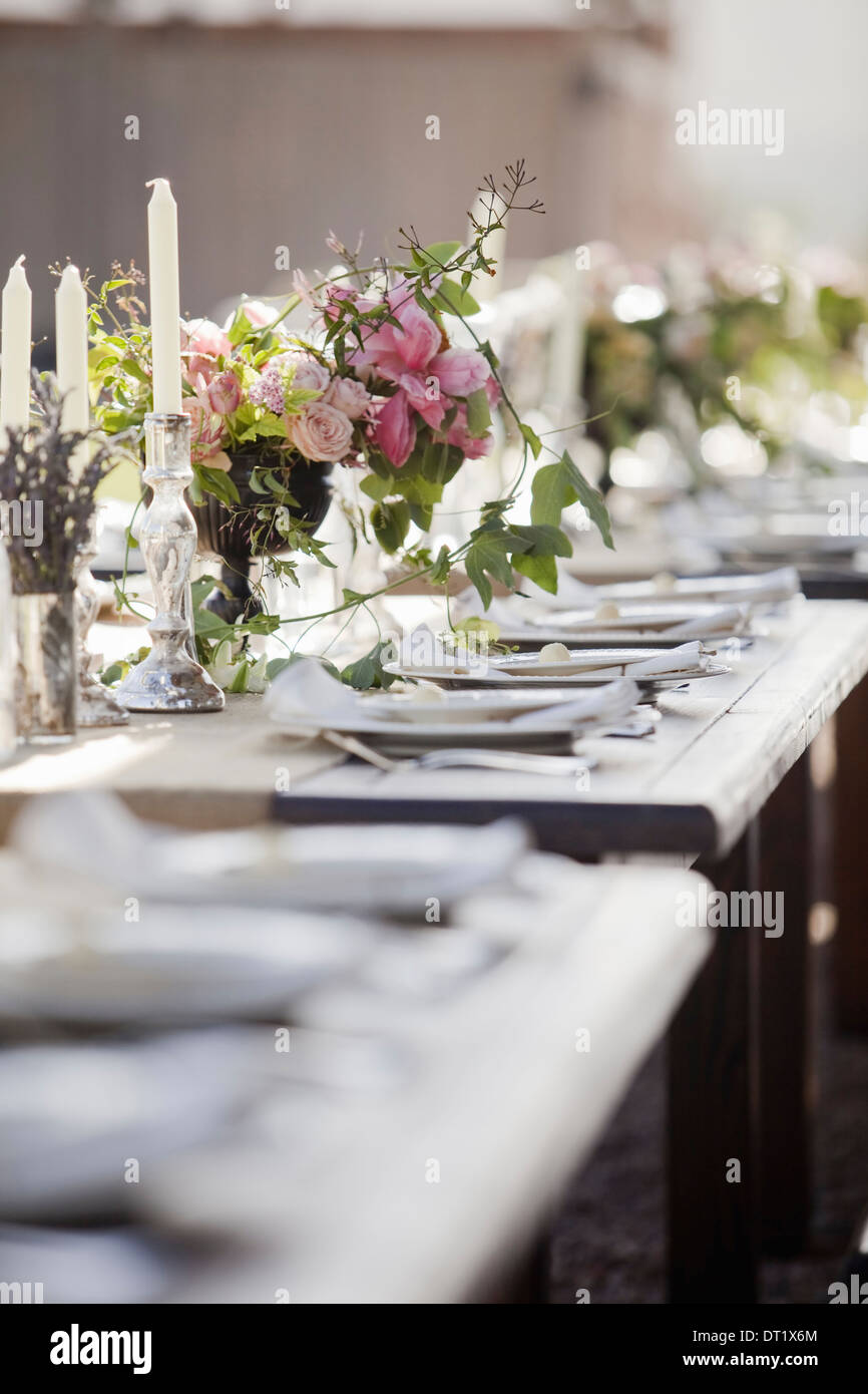 Un matrimonio formale tavolo per la colazione prevista per una festa dei fiori freschi nel centro Foto Stock