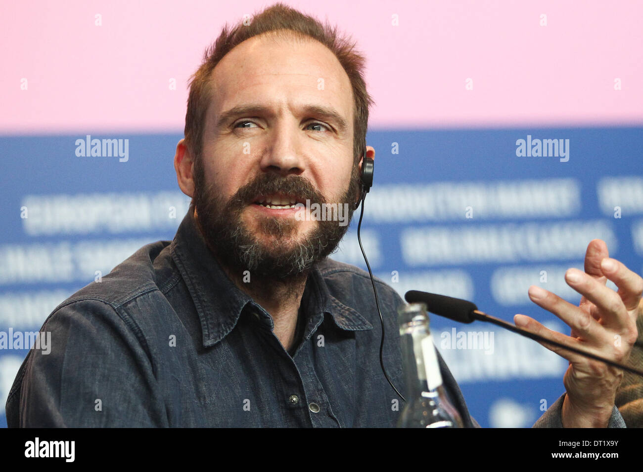 Berlino, Germania. 6 febbraio, 2014. Ralph Fiennes partecipa a una conferenza stampa per promuovere il film 'Grand Hotel di Budapest" al sessantaquattresimo Berlinale Festival Internazionale del Cinema di Berlino, Germania, il 6 febbraio 2014. Credito: Zhang ventola/Xinhua/Alamy Live News Foto Stock