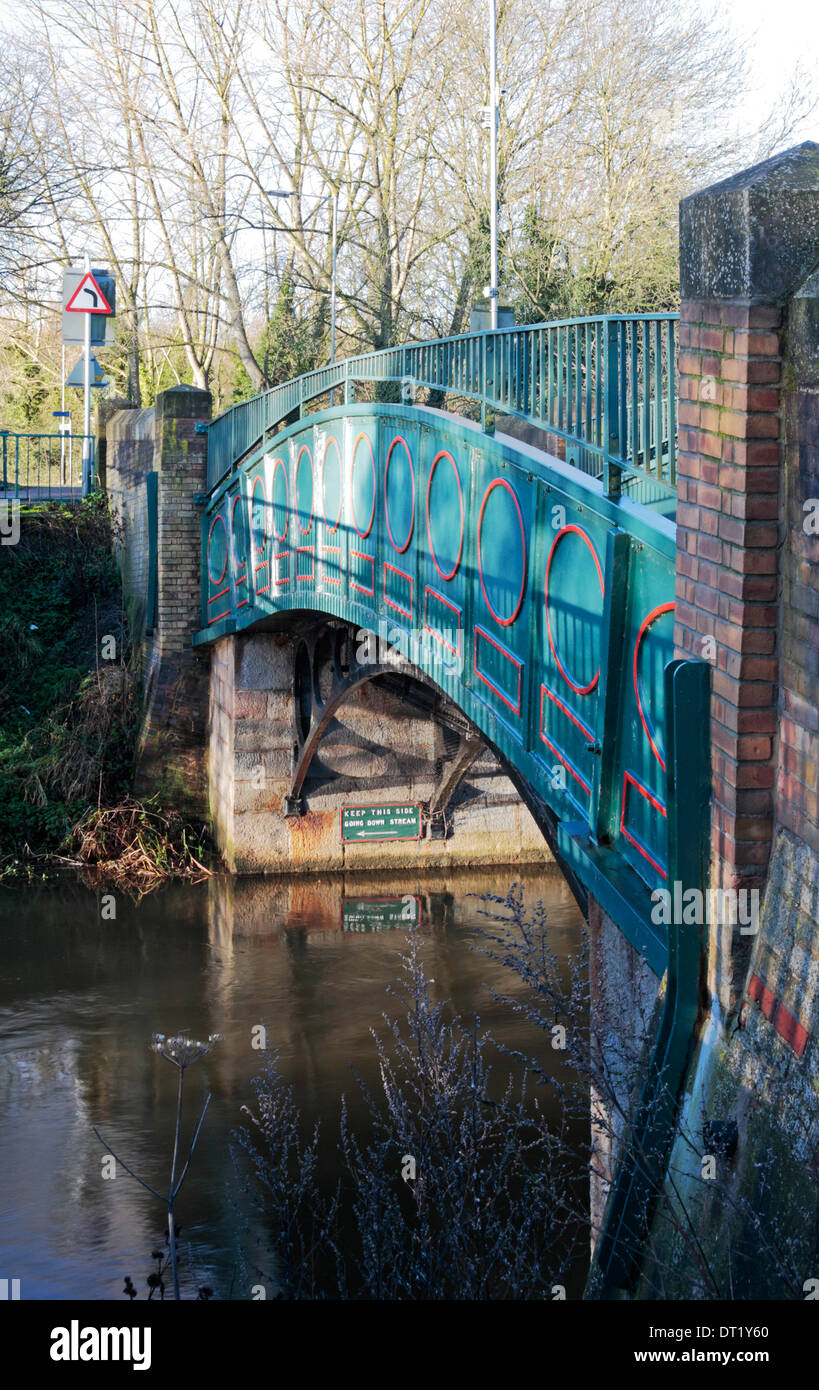 Un ponte che attraversa il fiume Wensum a Hellesdon, Norfolk, Inghilterra, Regno Unito. Foto Stock