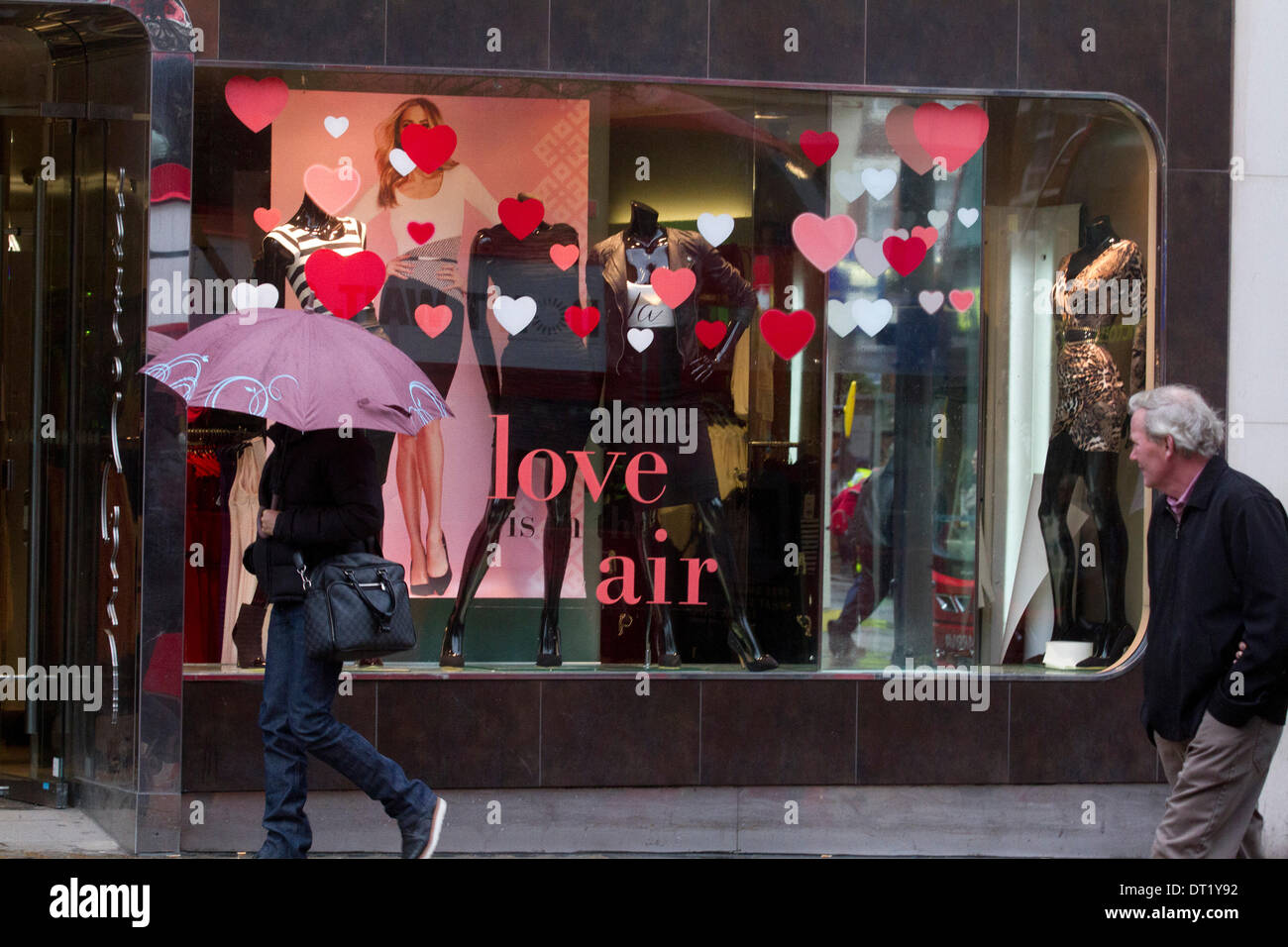 Londra REGNO UNITO. 6 febbraio 204. Una vetrina in Oxford street decorate  con cuori come negozi al dettaglio di ottenere pronto per il giorno di San  Valentino che è associato con l'amore